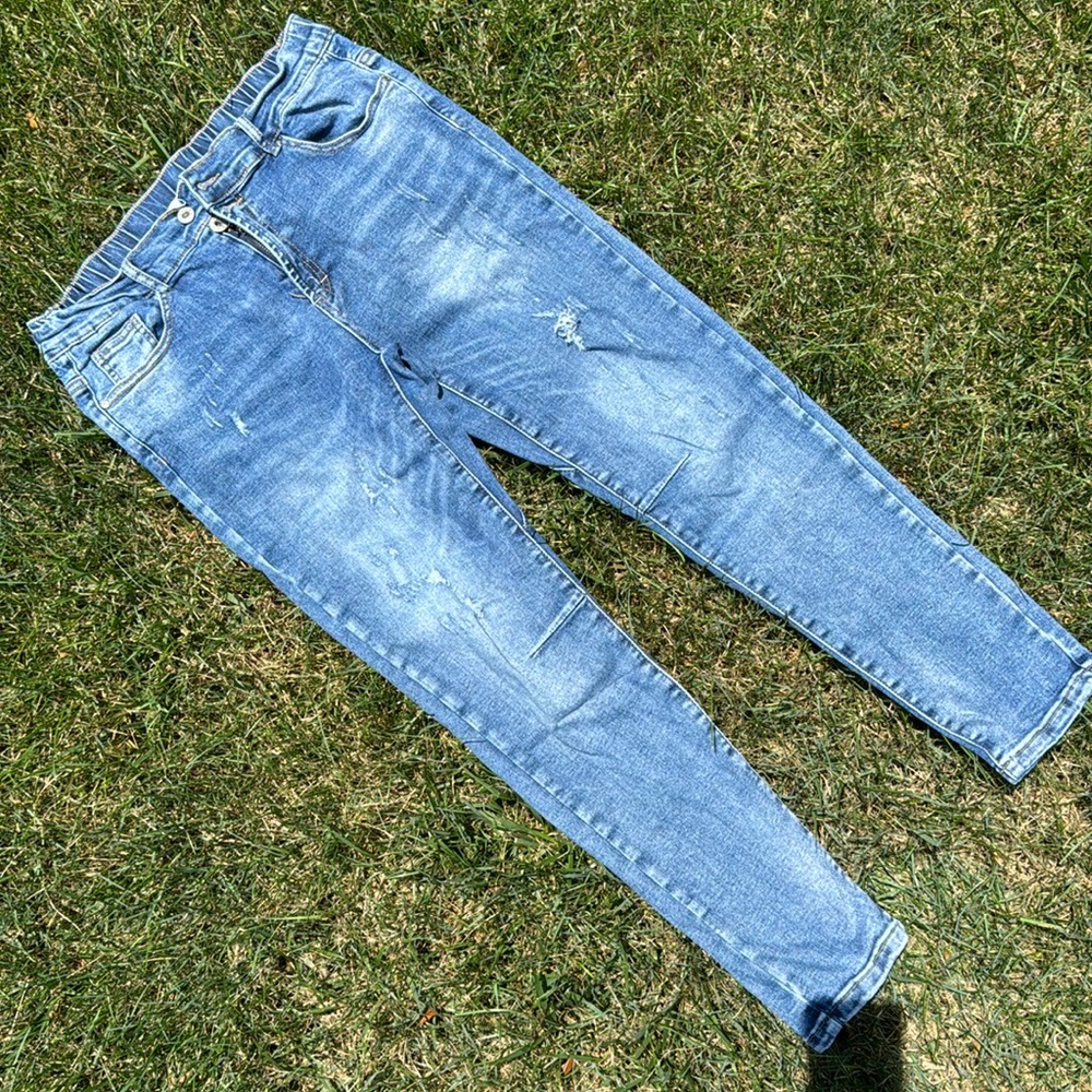 Femme Fatale jeans weathered.